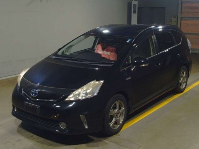 12650 Toyota Prius alpha ZVW41W 2013 г. (TAA Yokohama)